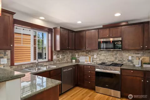 2205 NE 92nd St, Seattle, WA 98115