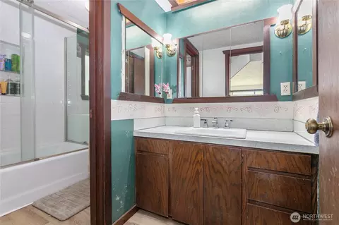 Bath - 3257 E Badger Rd, Everson, WA 98247 photo 2 of 3