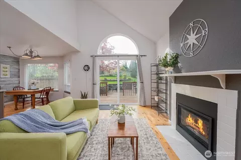 19906 28th Ave W #B, Lynnwood, WA 98036