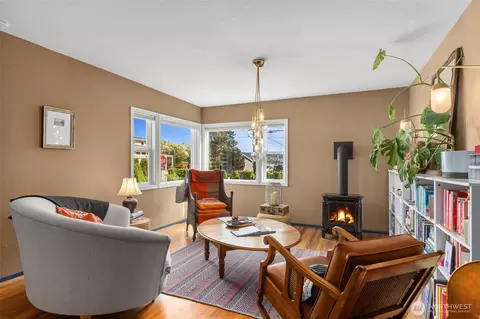 Living - 2718 E 11th St, Bremerton, WA 98310 photo 1 of 5