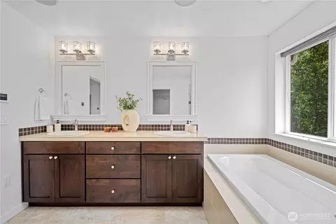 Bath - 18521 40th Ave SE, Bothell, WA 98012 photo 4 of 5