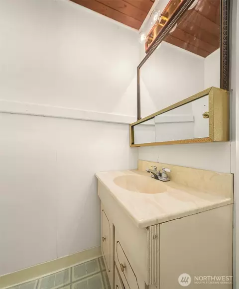 Bath - 2230 Oakes Ave, Everett, WA 98201 photo 1 of 2