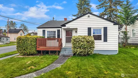 Exterior - 2230 Oakes Ave, Everett, WA 98201 photo 1 of 7