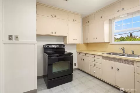 Kitchen - 2230 Oakes Ave, Everett, WA 98201 photo 2 of 2