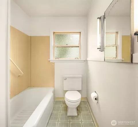Bath - 2230 Oakes Ave, Everett, WA 98201 photo 2 of 2