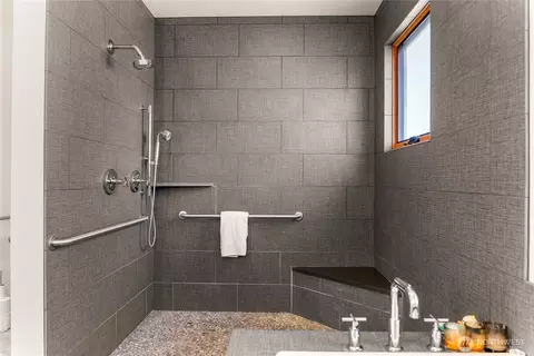 Bath - 1013 Riverside Ave, Twisp, WA 98856 photo 2 of 5