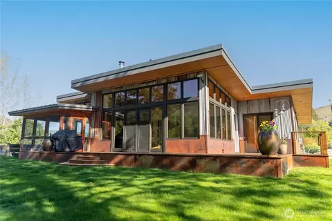 Exterior - 1013 Riverside Ave, Twisp, WA 98856 photo 2 of 8