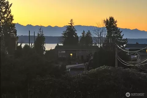 View/Area - 747 Olympic Ave, Edmonds, WA 98020 photo 2 of 4