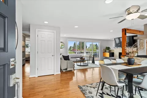 Entry Way - 747 Olympic Ave, Edmonds, WA 98020 photo 1 of 1