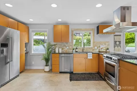 Kitchen - 747 Olympic Ave, Edmonds, WA 98020 photo 2 of 5