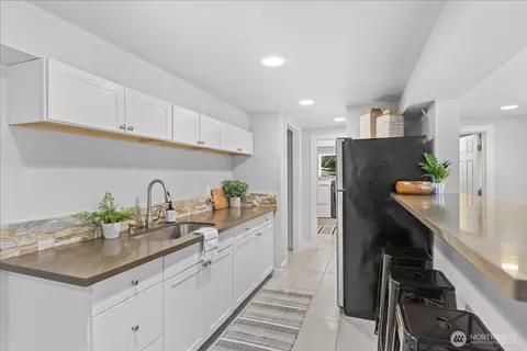 Kitchen - 747 Olympic Ave, Edmonds, WA 98020 photo 4 of 5