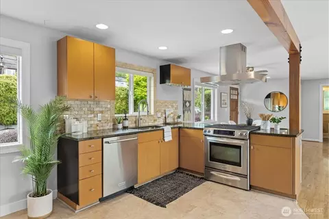 Kitchen - 747 Olympic Ave, Edmonds, WA 98020 photo 3 of 5