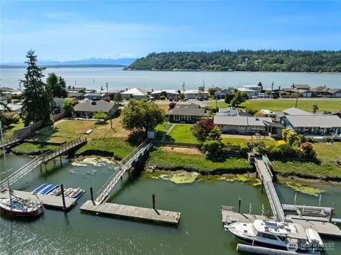 8145 Sandy Hook Ter, Clinton, WA 98236