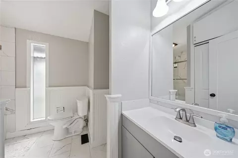 Bath - 10430 34th Dr SE, Everett, WA 98208 photo 1 of 2
