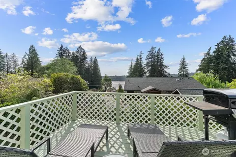10023 Whitecap Dr NW, Olympia, WA 98502