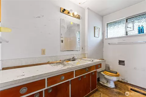 Bath - 9012 NE 178th St, Bothell, WA 98011 photo 2 of 3