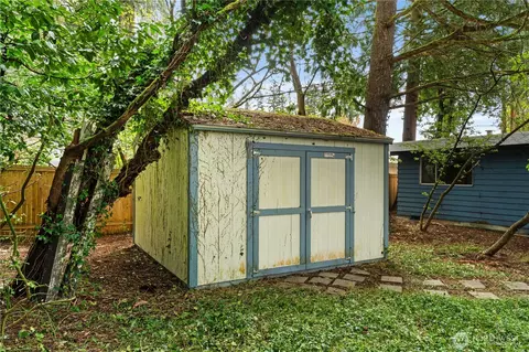 Exterior - 9012 NE 178th St, Bothell, WA 98011 photo 7 of 8
