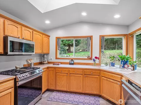 Kitchen - 15220 197th St E, Orting, WA 98360 photo 2 of 2