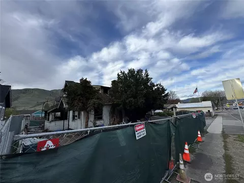 418 E Woodin Ave, Chelan, WA 98816