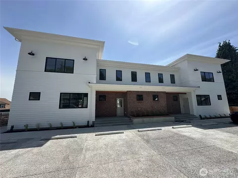105 S 8th St #102, Lynden, WA 98264