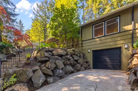 327 108 Ave SE, Bellevue, WA 98004