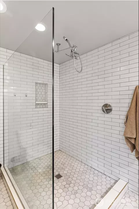 Bath - 22017 95th Pl W, Edmonds, WA 98020 photo 3 of 4