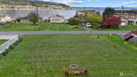 3697 Driftwood Dr, Clinton, WA 98236