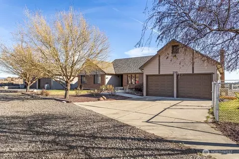 290 Trails End Ln, Yakima, WA 98903