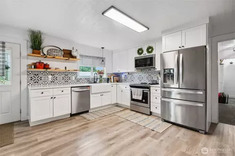 Kitchen - 6515 Lawrence Rd, Everson, WA 98247 photo 2 of 3