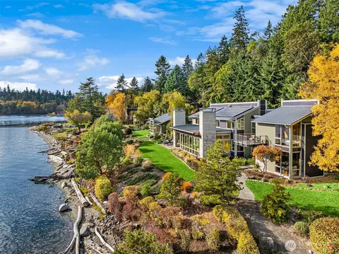 10403 NE Seaborn Rd, Bainbridge Island, WA 98110