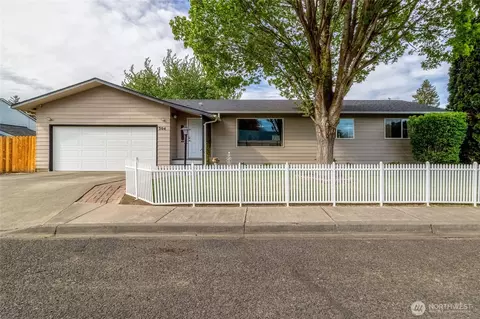 304 SW 11th St, College Place, WA 99324