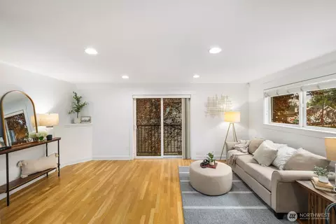 337 N 105th St #A, Seattle, WA 98133