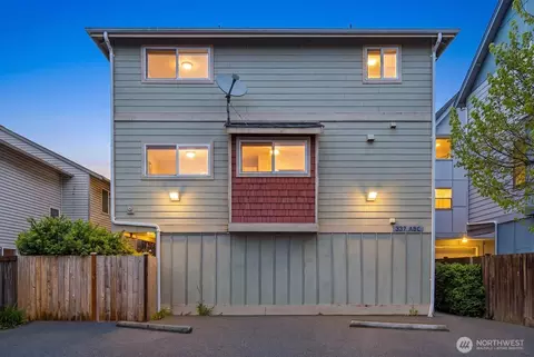 337 N 105th St #A, Seattle, WA 98133