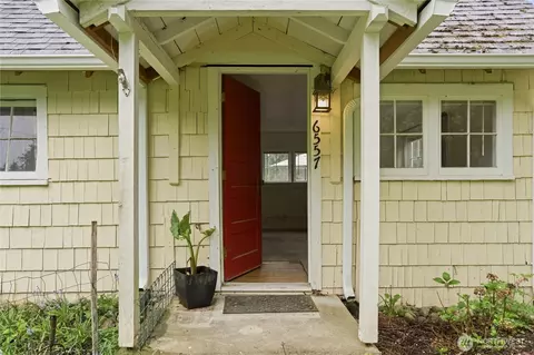 6557 Cultus Bay Rd, Clinton, WA 98236