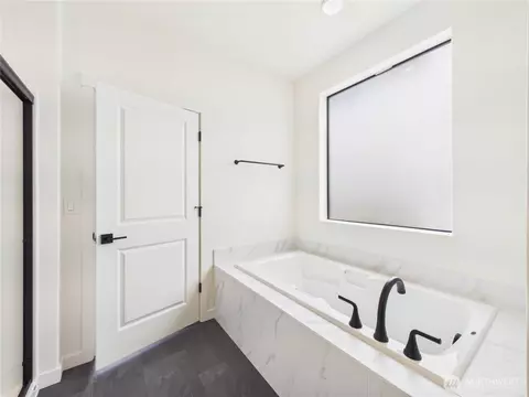 Bath - 701 Powell Ave, Winlock, WA 98596 photo 4 of 6