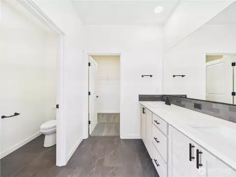 Bath - 701 Powell Ave, Winlock, WA 98596 photo 2 of 6