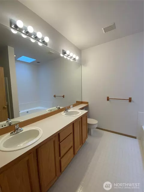Bath - 14703 151st Ave E, Orting, WA 98360 photo 4 of 6