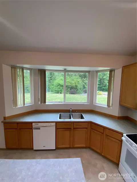 Kitchen - 14703 151st Ave E, Orting, WA 98360 photo 5 of 6