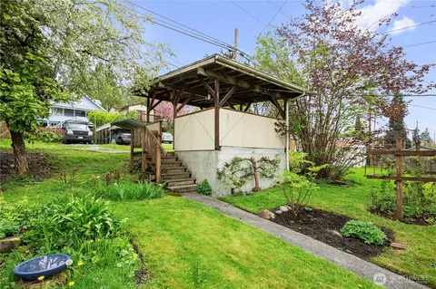 Exterior - 4712 S 3rd Ave, Everett, WA 98203 photo 3 of 11