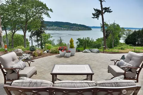 8065 George Dr, Clinton, WA 98236