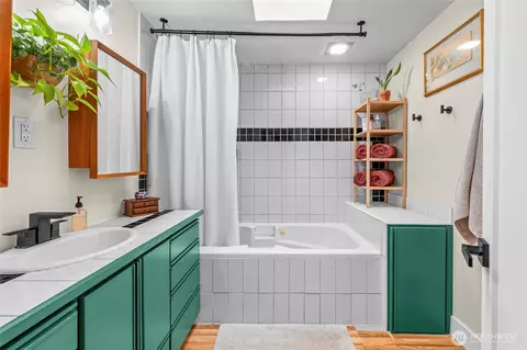 Bath - 1109 Clinton Pl, Everett, WA 98201 photo 1 of 2