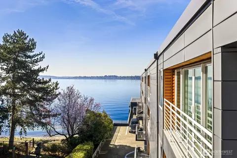 733 Lake St S #301, Kirkland, WA 98033