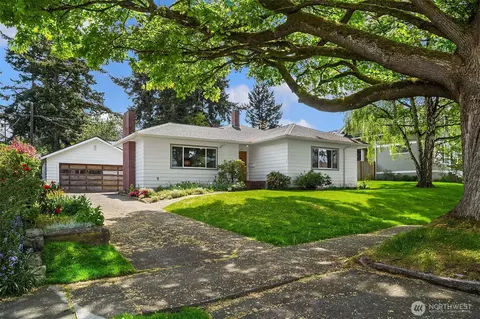 1707 8th St, Anacortes, WA 98221