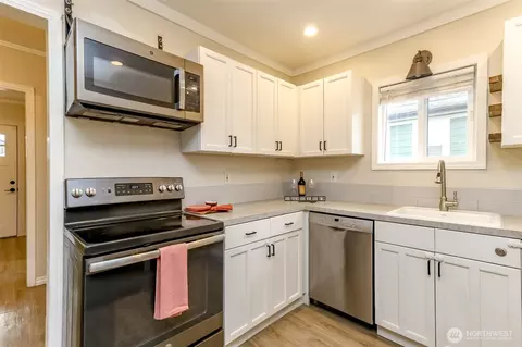 Kitchen - 3015 Fredrickson St, Enumclaw, WA 98022 photo 3 of 4