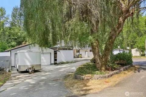 Exterior - 17209 W Riverside Dr, Bothell, WA 98011 photo 3 of 10