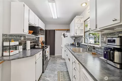 Kitchen - 17209 W Riverside Dr, Bothell, WA 98011 photo 3 of 3