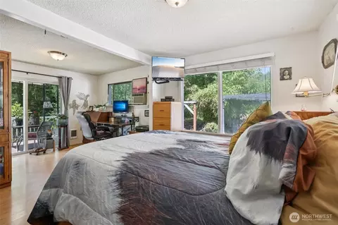 Bedroom - 17209 W Riverside Dr, Bothell, WA 98011 photo 2 of 4