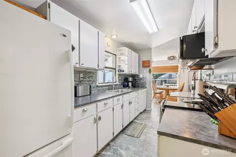 Kitchen - 17209 W Riverside Dr, Bothell, WA 98011 photo 2 of 3