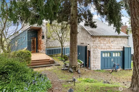 1060 Halsey Dr, Coupeville, WA 98239