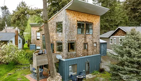 1060 Halsey Dr, Coupeville, WA 98239